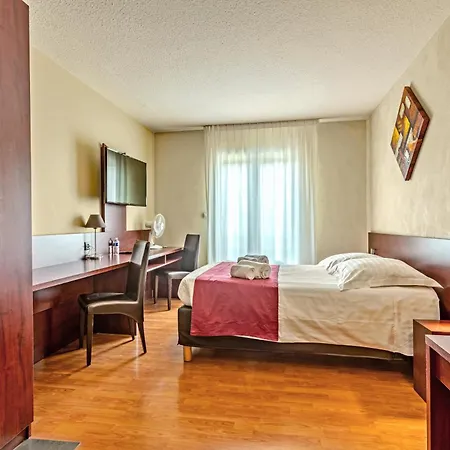 Logis Center 3*