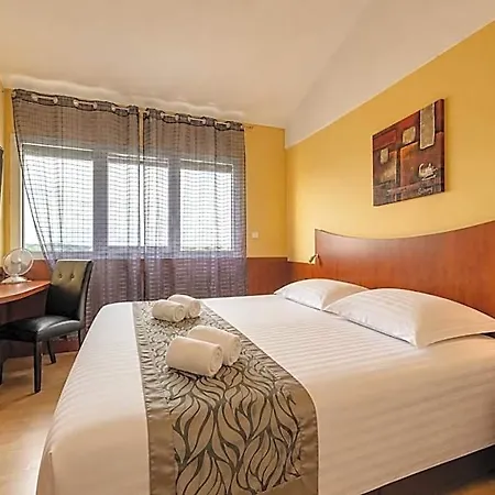 Logis Center Hotel